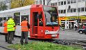 Person unter KVB Bahn Koeln Lindenthal Aachenerstr Universitaetstr P12